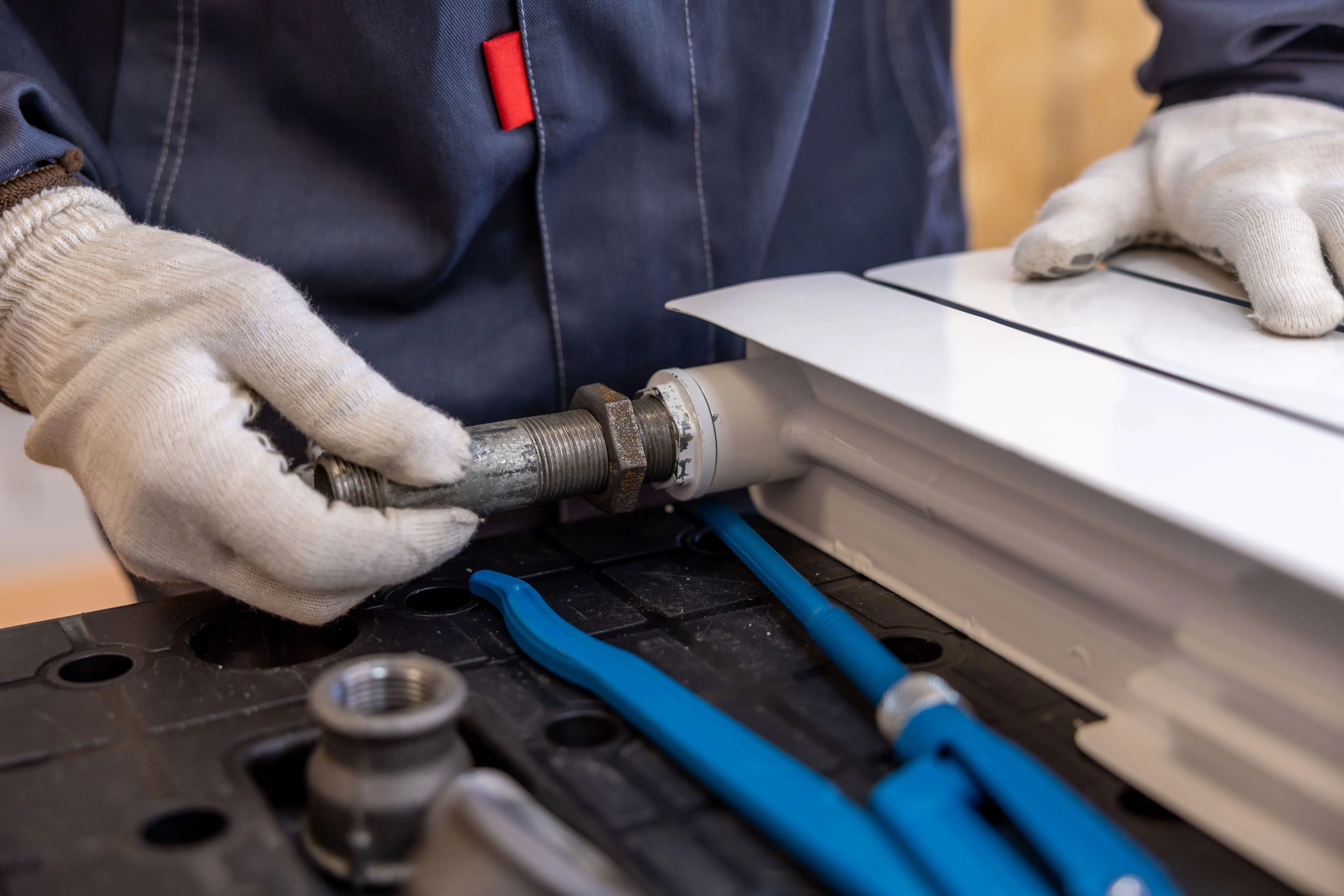 Professionnel intervenant sur une installation de plomberie