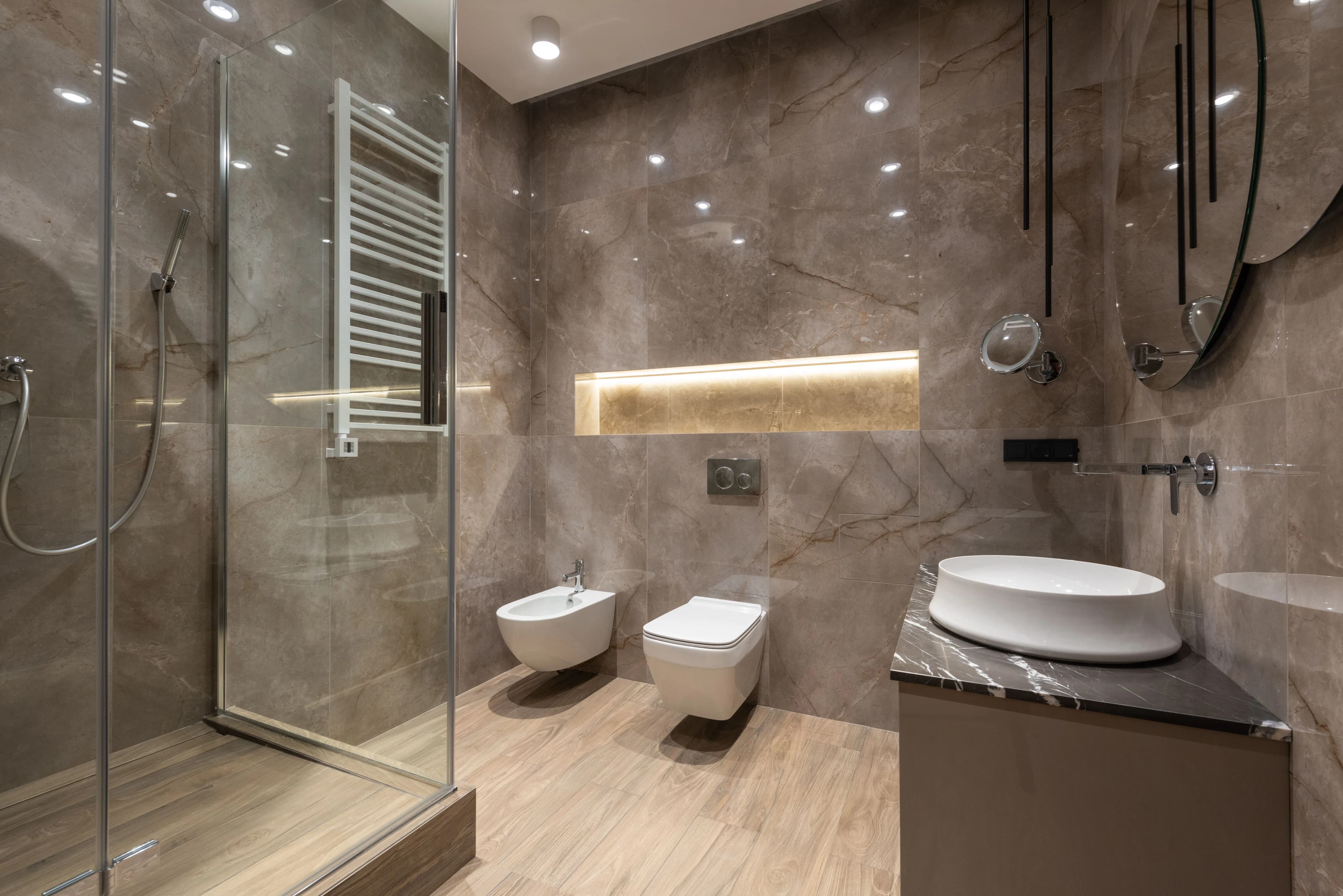 Salle de bains moderne avec équipements sanitaires